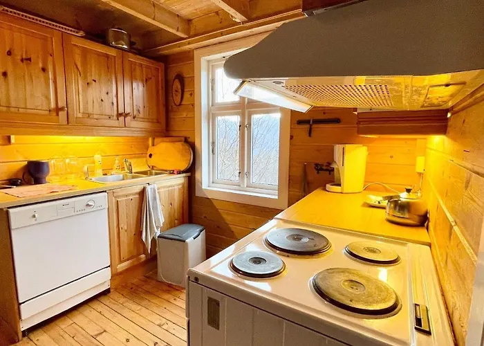 8 Person In Akra-by Traum * Akra